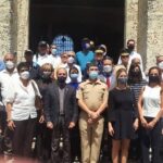 Juan Pablo Uribe junto a los familiares de los héroes en la explanada del Panteón Nacional.