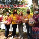 Miguel Angel Cordero, Marisol Henriquez , madres con sus canastas.