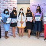 Al centro Michelle Santana junto a las graduandas de varios diplomados.