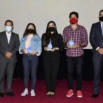 Augusto Valdivia y Elias Dinzey juntos a los ganadores de primer, segundo y tercer lugar Yamilka Benzan, Isabel Ovalle y Hamsel Espinosa.