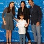 Nicolás Castellano, estudiante ganador del concurso, Huellas de cambio, junto a sus padres y Marien Lamboglia.