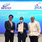 Takayuki Kondo y Rafael Santos entregan certificados