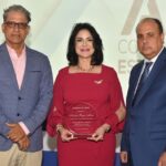 Amelia Reyes recibe reconocimiento de manos de Pedro Ángel Martínez y Eddy Pérez Then.