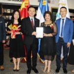 Tu Chang, Du Jiayi, embajador Zhang Run, Verónica Sencion, Xu Tiefei y Cui Shuxin.