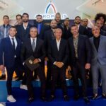 Robert Flores, al centro, junto a varios modelos