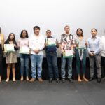Lorena Gutierrez, Arturo Marroquín y Mario Medina, junto a estudiantes reconocidos