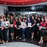 Al centro Ignacio Glass y Sulin Lantigua de Glass junto al personal de Grabo Estilo.