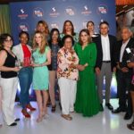 Los ejecutivos de Switch Havas, Pamela Pitizia y José Grateraux, la ministra de la Mujer, Mayra Jiménez, y Neftalí Ventura, junto a parte de las deportistas reconocidas.