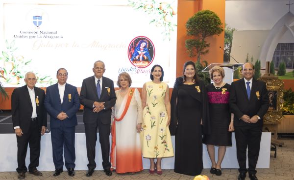 Mons. José Dolores Grullón, Mons. Santiago Rodríguez, Rafael (Tato) Bisonó, Carmencita Cambiaso de Bisonó, Raquel Arbaje de Abinader, Sonia Villanueva de Brouwer, Velkys de Castaños, Julio César Castaños